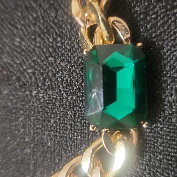 GOLDEN HEAVY EMERALD COLOR STONE FIGARO STYLE FASHION NECKLACE. - Picture 2 of 4